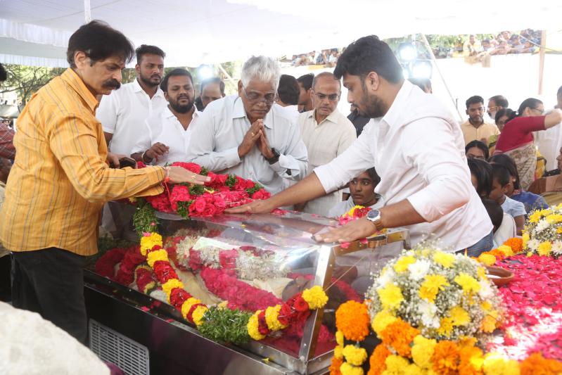 family-members-celebs-pay-final-respect-to-tarakarathna-9.jpg