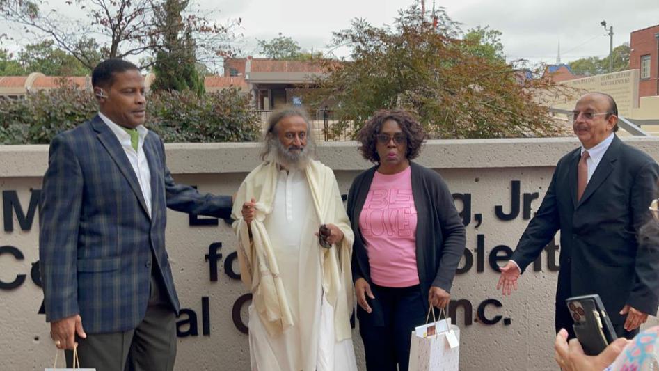 gandhi-peace-pilgrim-award-to-sri-sri-ravi-shankar-4.jpg