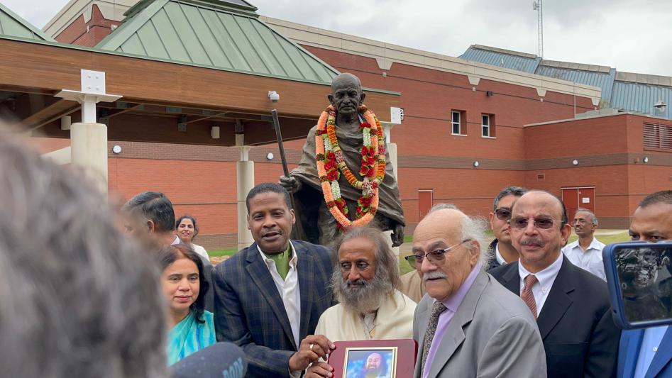 gandhi-peace-pilgrim-award-to-sri-sri-ravi-shankar-5.jpg