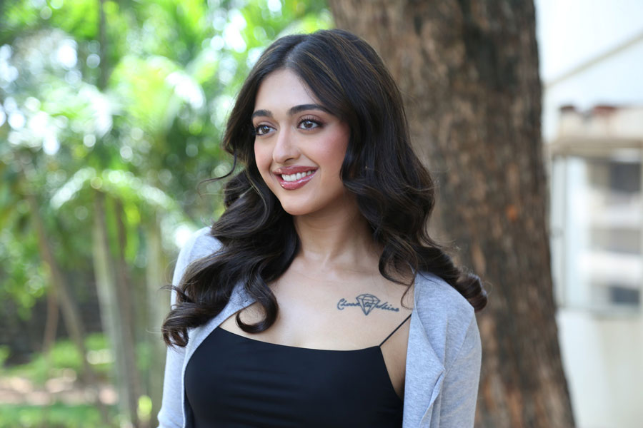 gayathri-bharadwaj-stills-2.jpg