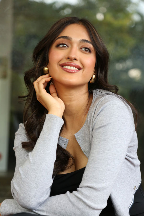 gayathri-bharadwaj-stills-9.jpg