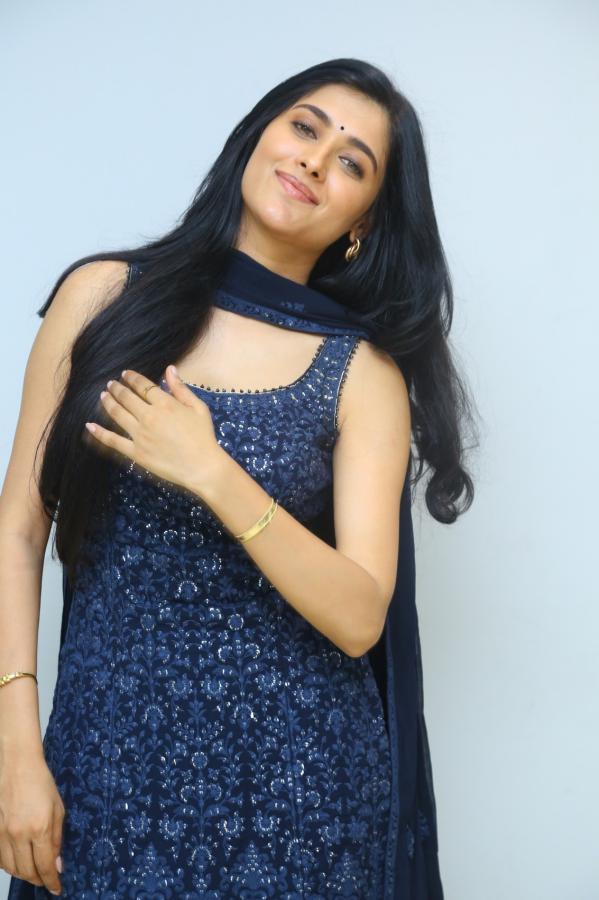 geethika-tiwary-stills-2-11.jpg
