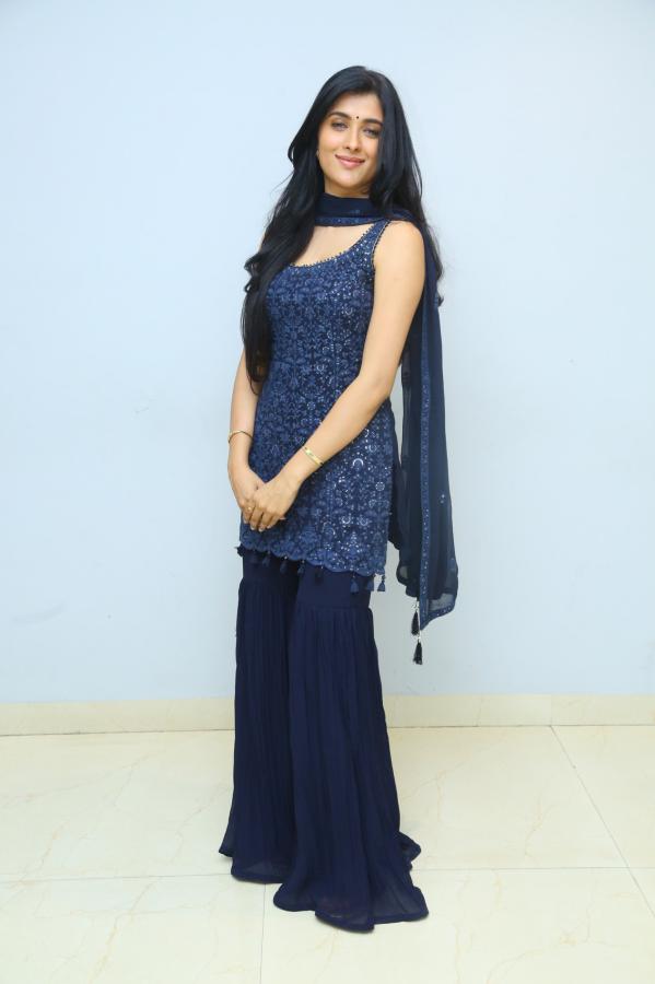 geethika-tiwary-stills-2-2.jpg