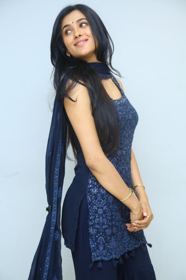 geethika-tiwary-stills-2-7.jpg