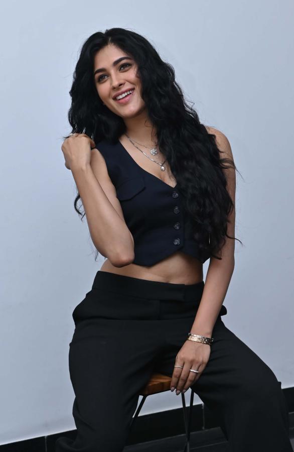 geethika-tiwary-stills-9.jpg
