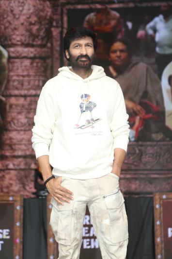 gopi-chand-stills-2-3.jpg