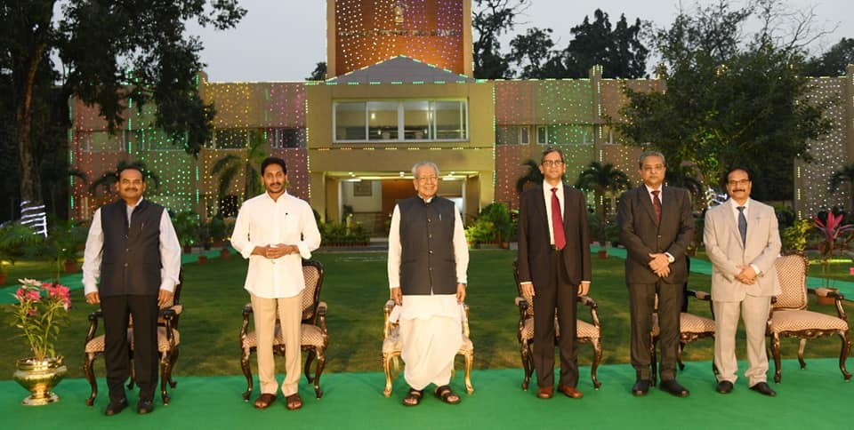 governor-biswa-bhusan-hosts-high-tea-for-cji-2.jpg