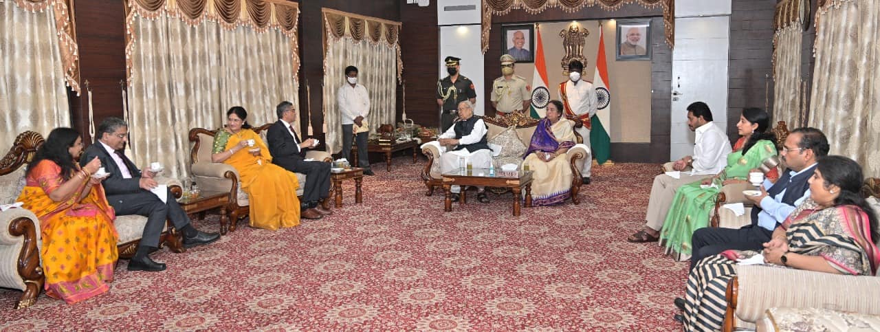 governor-biswa-bhusan-hosts-high-tea-for-cji-3.jpg