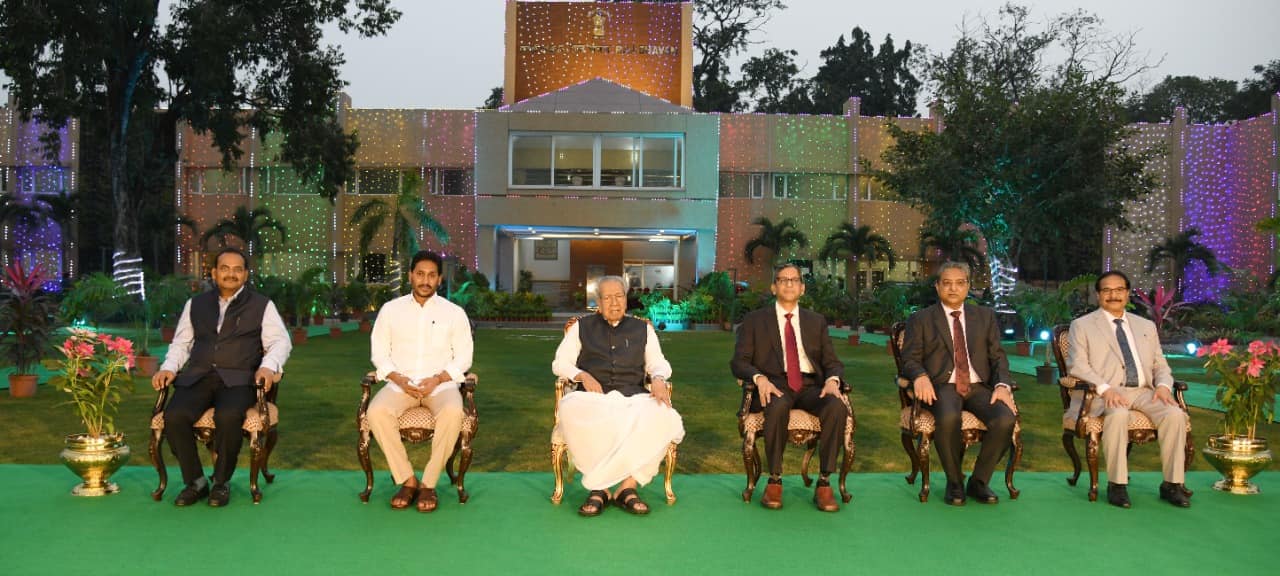 governor-biswa-bhusan-hosts-high-tea-for-cji-4.jpg
