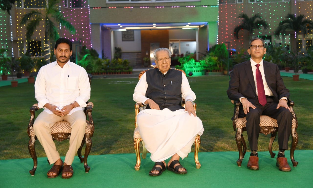 governor-biswa-bhusan-hosts-high-tea-for-cji-5.jpg