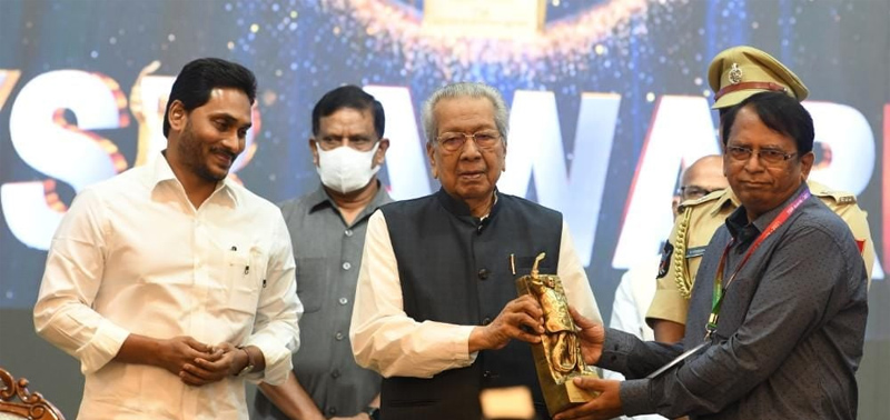 governor-cm-presents-ysr-lifetime-achievement-awards-10.jpg