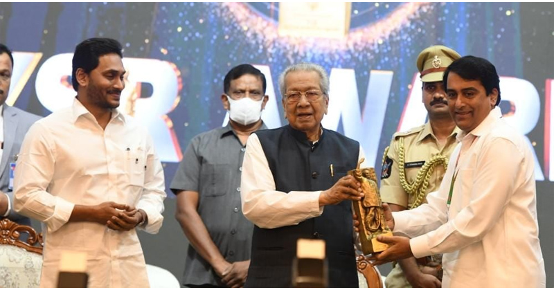 governor-cm-presents-ysr-lifetime-achievement-awards-13.jpg