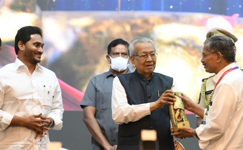 governor-cm-presents-ysr-lifetime-achievement-awards-14.jpg