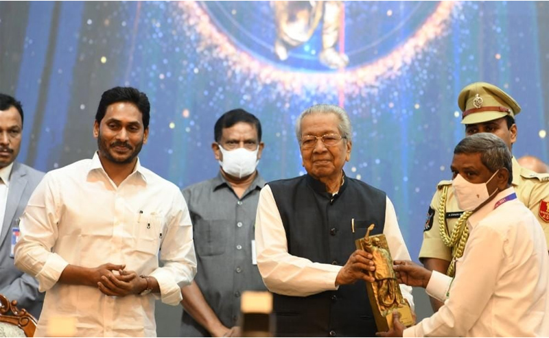 governor-cm-presents-ysr-lifetime-achievement-awards-15.jpg