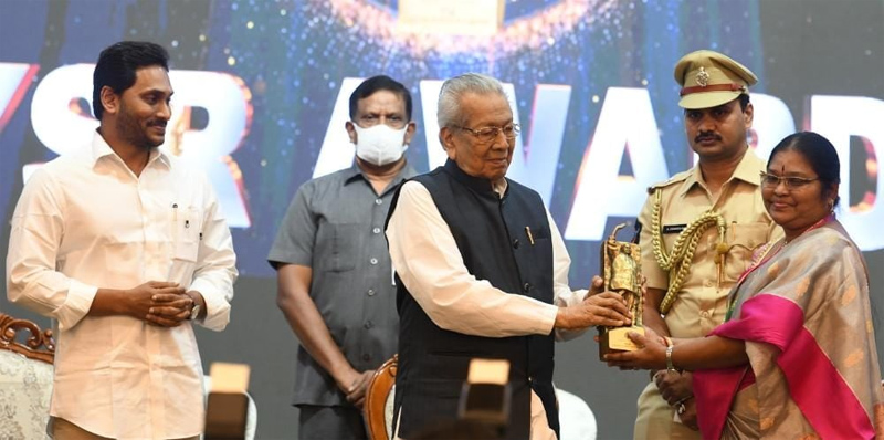 governor-cm-presents-ysr-lifetime-achievement-awards-17.jpg