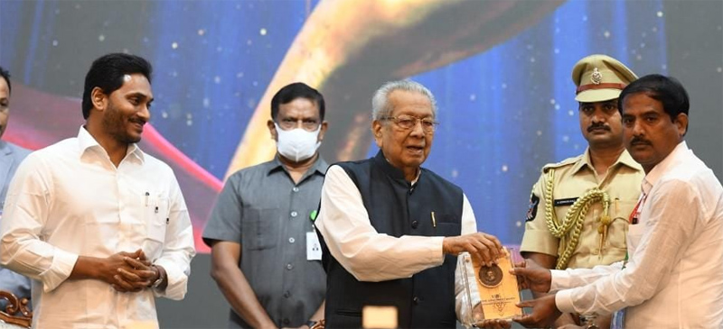 governor-cm-presents-ysr-lifetime-achievement-awards-18.jpg