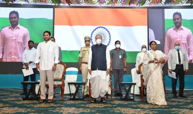 governor-cm-presents-ysr-lifetime-achievement-awards-2.jpg