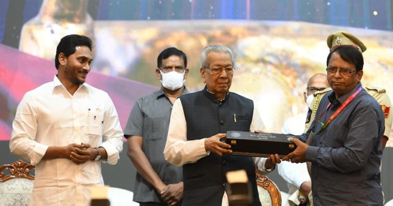 governor-cm-presents-ysr-lifetime-achievement-awards-20.jpg