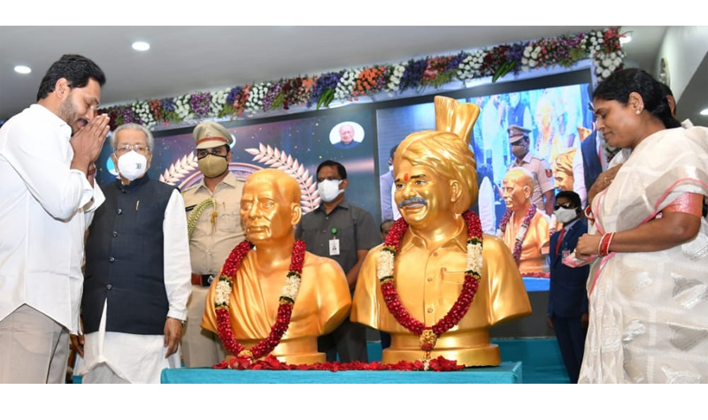 governor-cm-presents-ysr-lifetime-achievement-awards-5.jpg