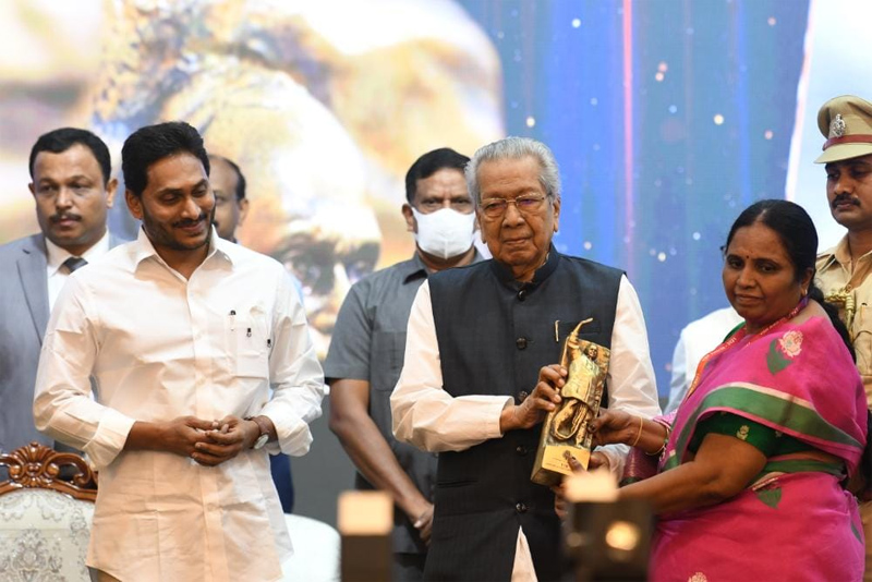 governor-cm-presents-ysr-lifetime-achievement-awards-7.jpg