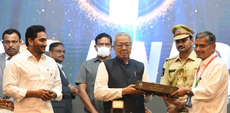 governor-cm-presents-ysr-lifetime-achievement-awards-8.jpg