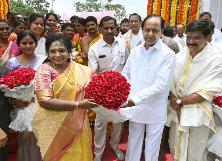 governor-tamilisai-and-cm-kcr-at-telangana-secretariat-10.jpg
