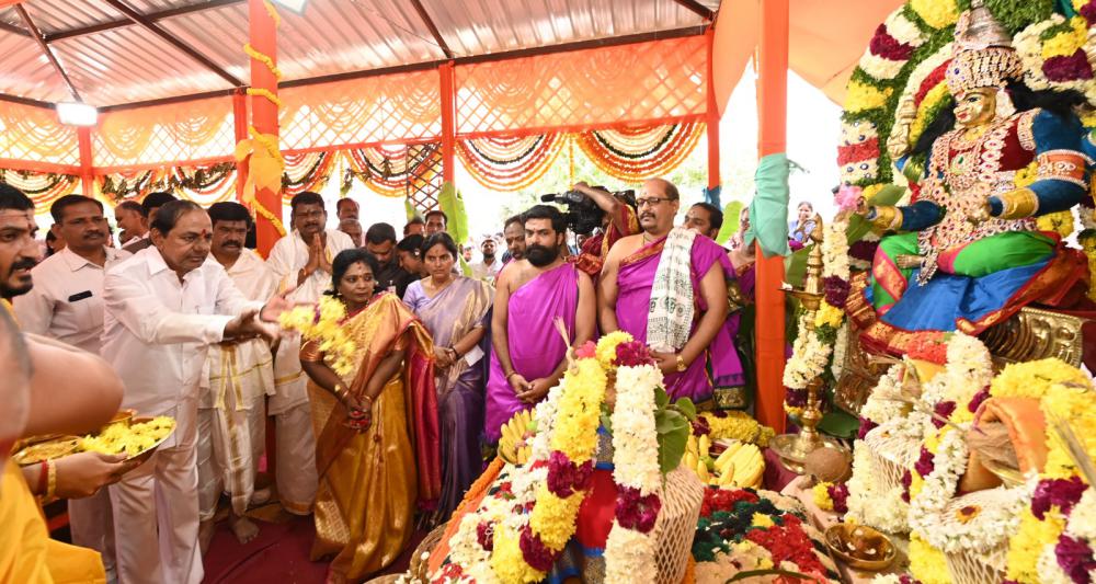 governor-tamilisai-and-cm-kcr-at-telangana-secretariat-11.jpg