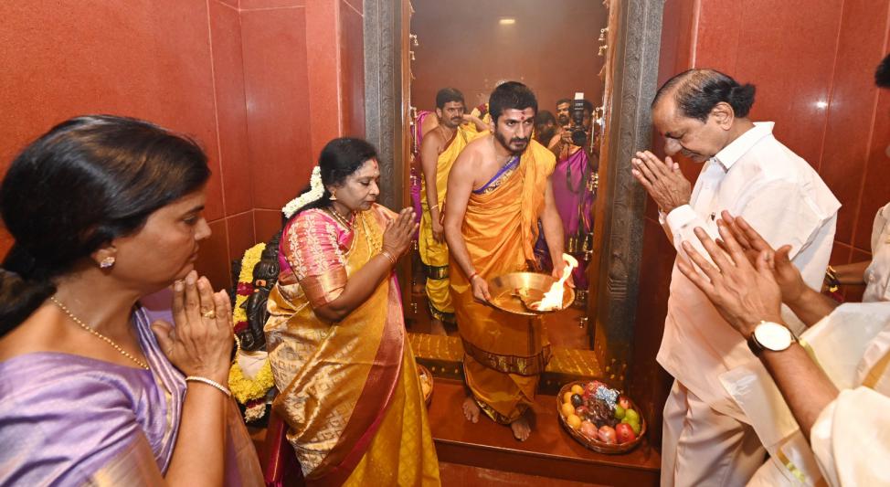 governor-tamilisai-and-cm-kcr-at-telangana-secretariat-13.jpg