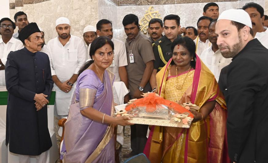 governor-tamilisai-and-cm-kcr-at-telangana-secretariat-5.jpg