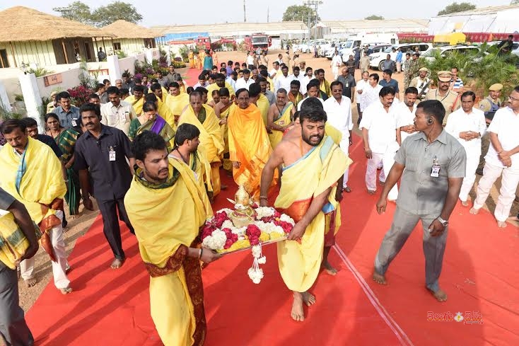 Governor Narsimhan at Ayutha Chandi Yagam