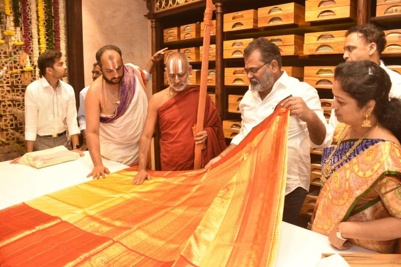 grand-launching-gowri-signature-collections-4.jpg