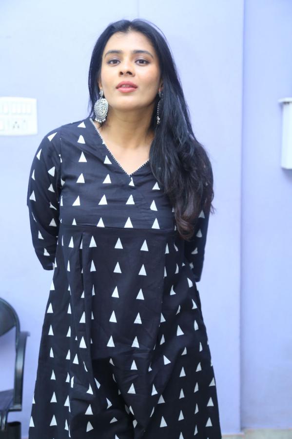 hebba-patel-stills-15.jpg