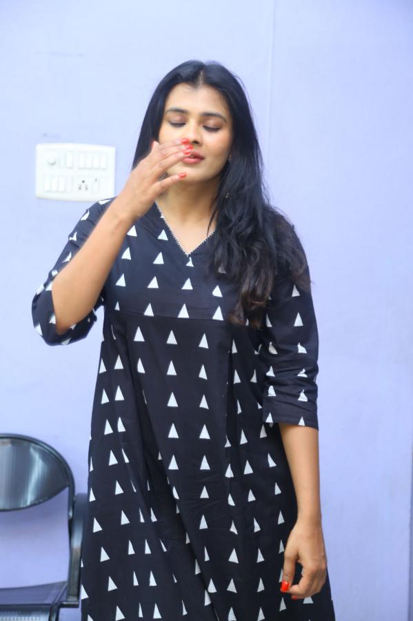 hebba-patel-stills-4.jpg
