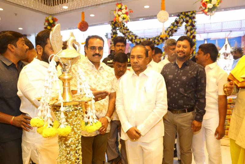 honey-rose-mehreen-launched-by-chandana-brothers-at-zaheerabad-10.jpg