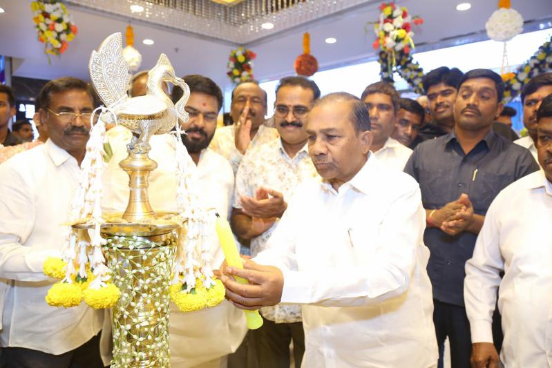 honey-rose-mehreen-launched-by-chandana-brothers-at-zaheerabad-11.jpg