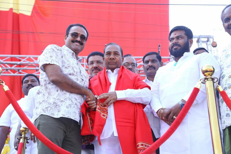 honey-rose-mehreen-launched-by-chandana-brothers-at-zaheerabad-12.jpg