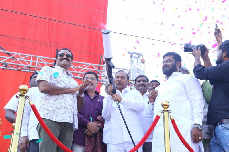 honey-rose-mehreen-launched-by-chandana-brothers-at-zaheerabad-13.jpg
