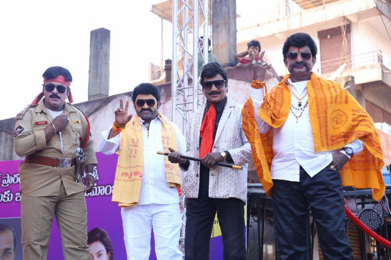 honey-rose-mehreen-launched-by-chandana-brothers-at-zaheerabad-14.jpg