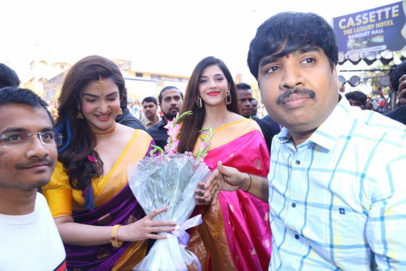 honey-rose-mehreen-launched-by-chandana-brothers-at-zaheerabad-15.jpg