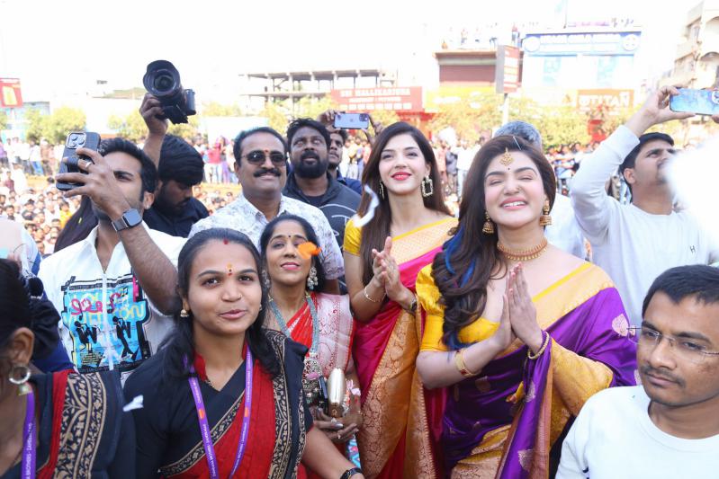 honey-rose-mehreen-launched-by-chandana-brothers-at-zaheerabad-18.jpg
