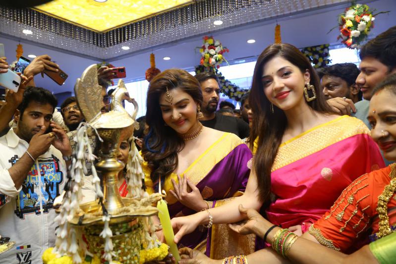honey-rose-mehreen-launched-by-chandana-brothers-at-zaheerabad-19.jpg