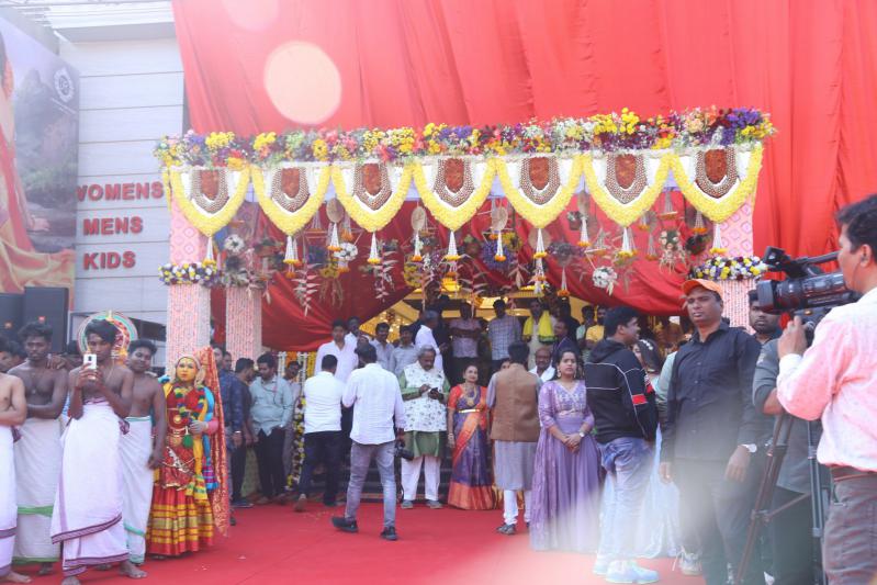 honey-rose-mehreen-launched-by-chandana-brothers-at-zaheerabad-2.jpg