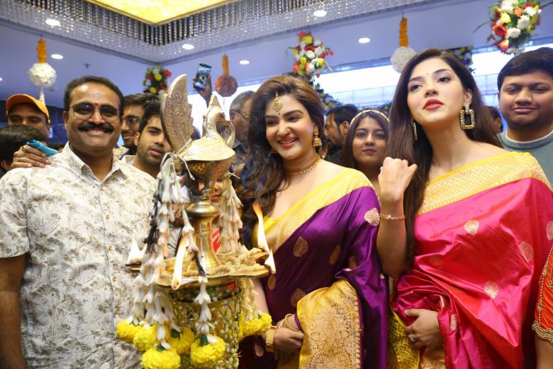 honey-rose-mehreen-launched-by-chandana-brothers-at-zaheerabad-20.jpg