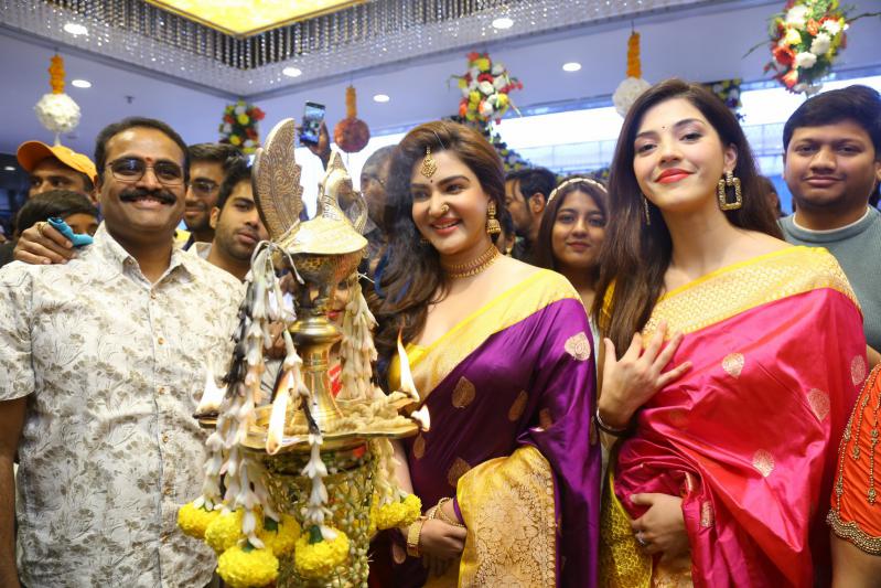 honey-rose-mehreen-launched-by-chandana-brothers-at-zaheerabad-21.jpg