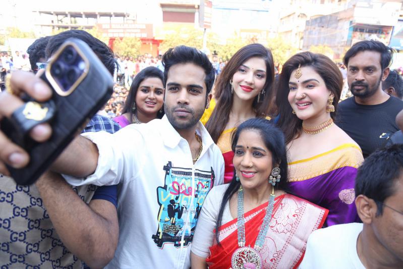honey-rose-mehreen-launched-by-chandana-brothers-at-zaheerabad-24.jpg