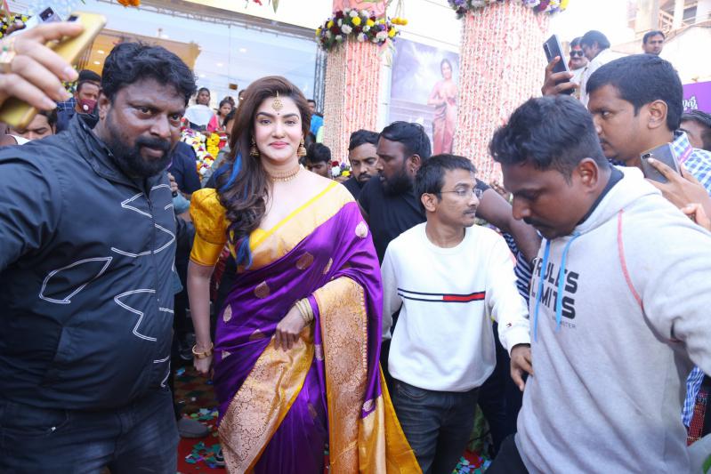 honey-rose-mehreen-launched-by-chandana-brothers-at-zaheerabad-25.jpg