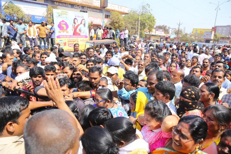 honey-rose-mehreen-launched-by-chandana-brothers-at-zaheerabad-26.jpg