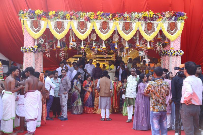 honey-rose-mehreen-launched-by-chandana-brothers-at-zaheerabad-5.jpg