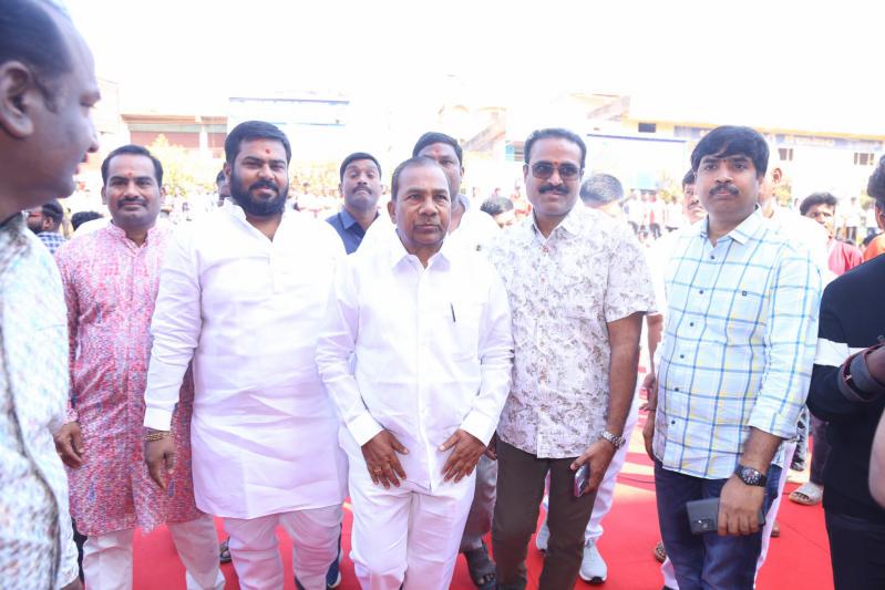 honey-rose-mehreen-launched-by-chandana-brothers-at-zaheerabad-6.jpg