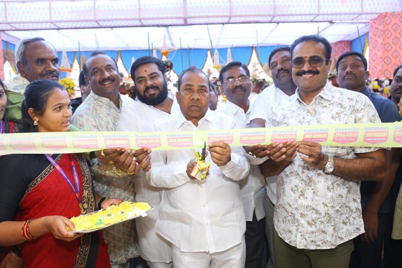 honey-rose-mehreen-launched-by-chandana-brothers-at-zaheerabad-9.jpg